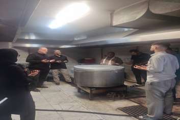 طبخ و توزیع حلیم به مناسبت فرارسیدن تاسوعای حسینی در مرکز روانپزشکی ایران 