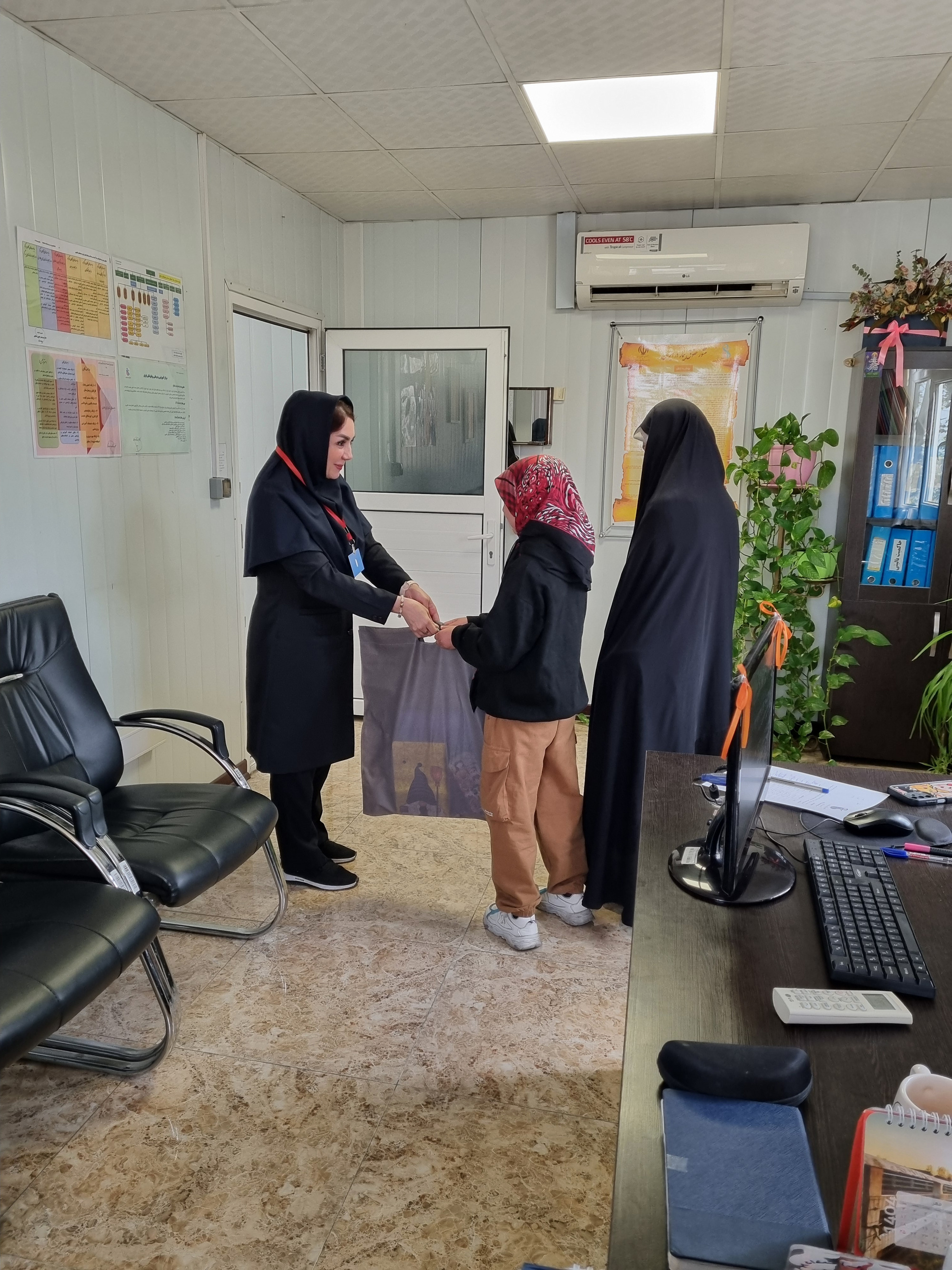 توزیع پک های لوازم التحریر به دانش آموزان خانواده های بی بضاعت