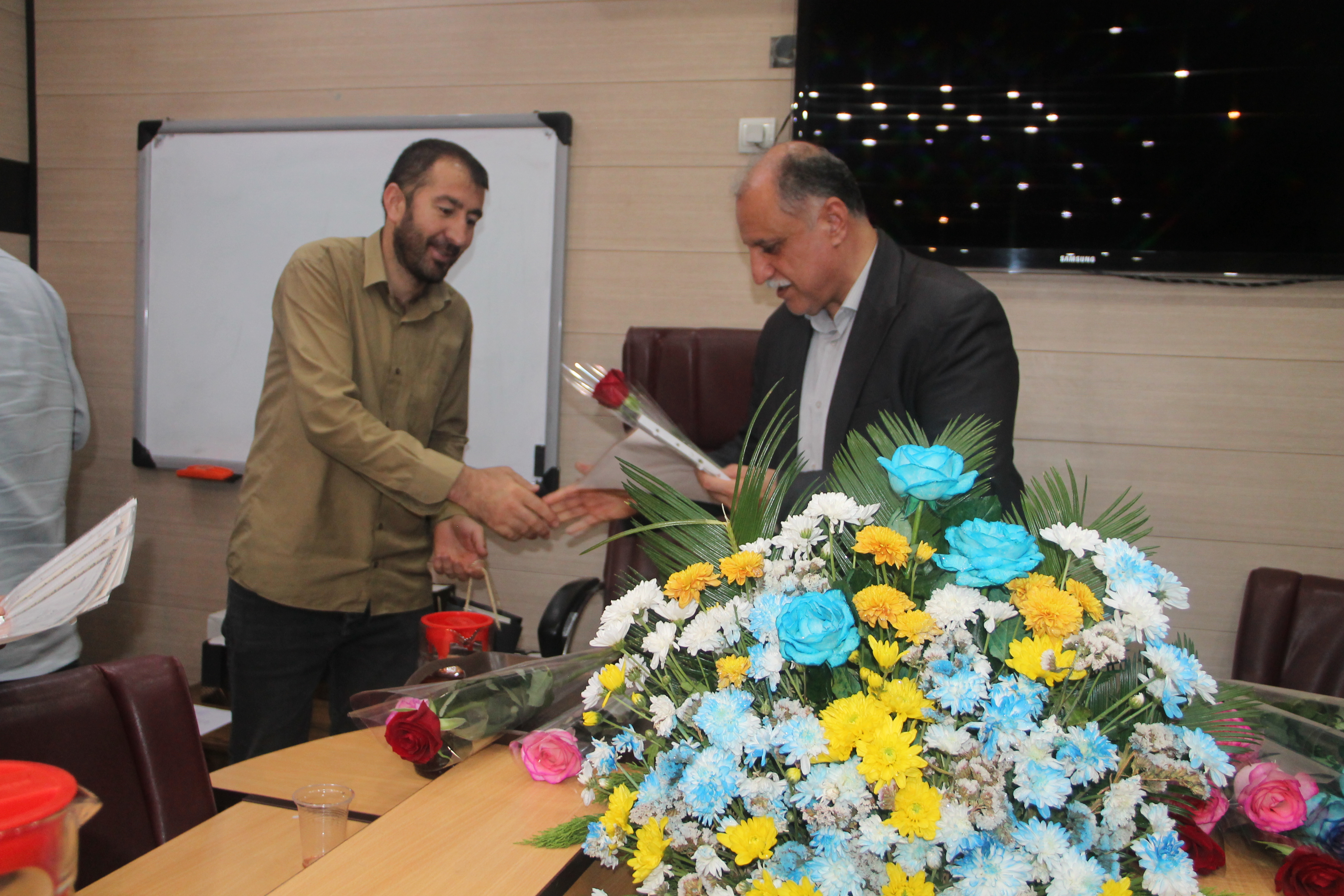مراسم گرامیداشت روز کارمند در مرکز روانپزشکی ایران برگزار شد